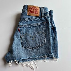 Levi’s 501 Original high rise women’s Shorts light wash in size: 25